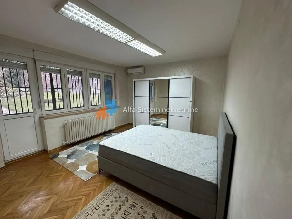 Izdavanje, trosoban stan, 105m², Savski Venac, Beograd