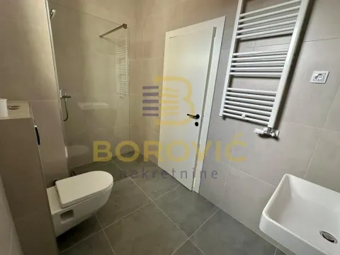 Moderno opremljeno kupatilo sa tuš kabinom i ugrađenim sanitarijama. - image 9
