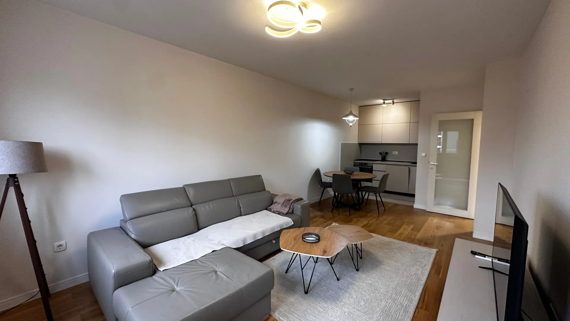 Izdavanje, jednosoban stan, 50m², Central Point, Podgorica