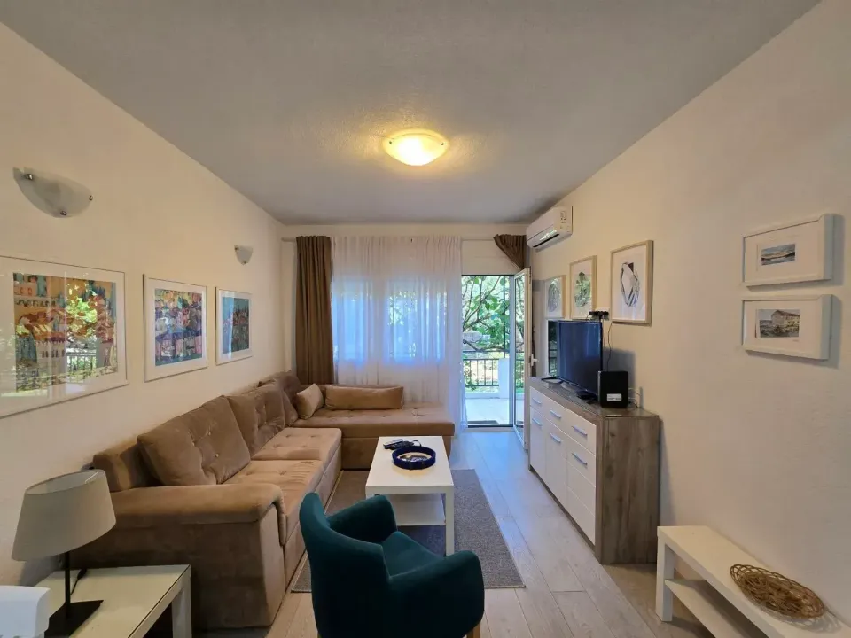 Izdavanje, dvosoban stan, 75m², Tivat, Crna Gora