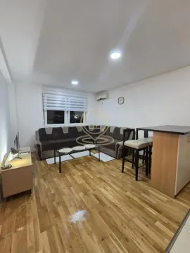 Dnevna soba sa ugaonom garniturom, stočićem i šankom. - image 7