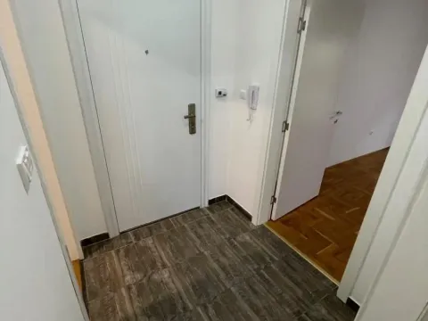 Izdavanje, dvosoban stan, 50m², Centar, Novi Sad - image 10