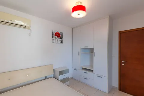 Spavaća soba sa krevetom, bijelim garderoberom i klima uređajem. - image 16