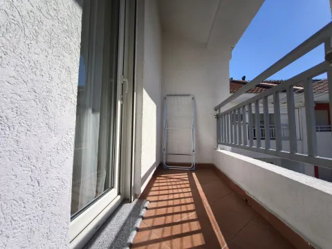 Manji natkriveni balkon sa metalnom ogradom i sušačem za veš. - image 19