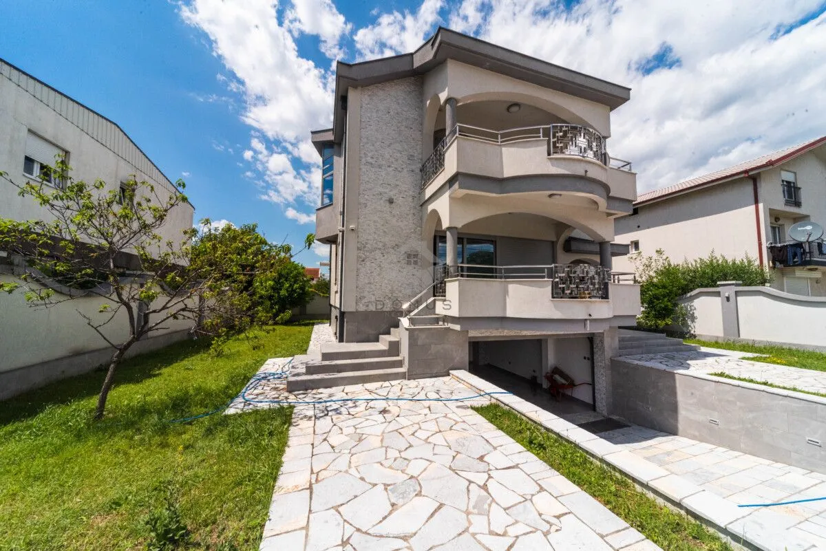 Rent, house, 320m², Zlatica, Podgorica