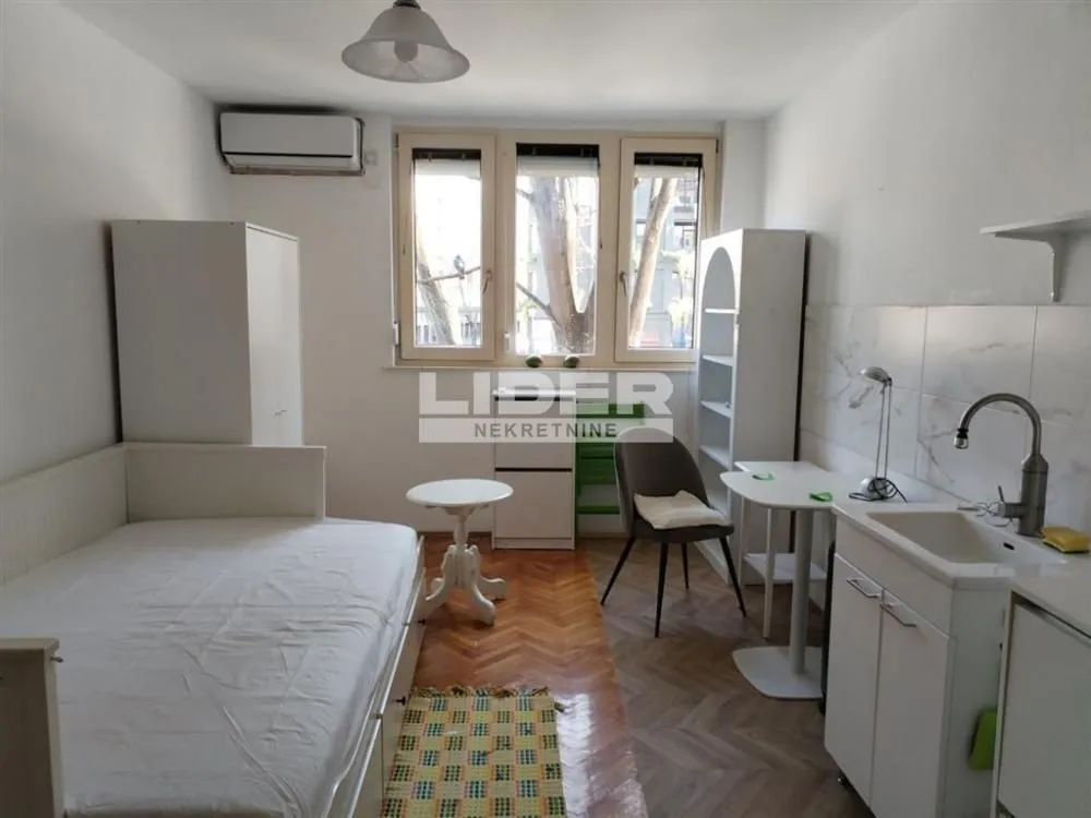 Izdavanje, dvosoban stan, 36m², Stari Grad, Beograd