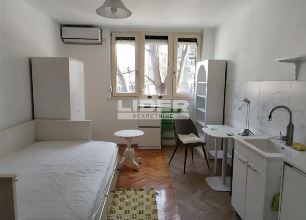 Izdavanje, dvosoban stan, 36m², Stari Grad, Beograd