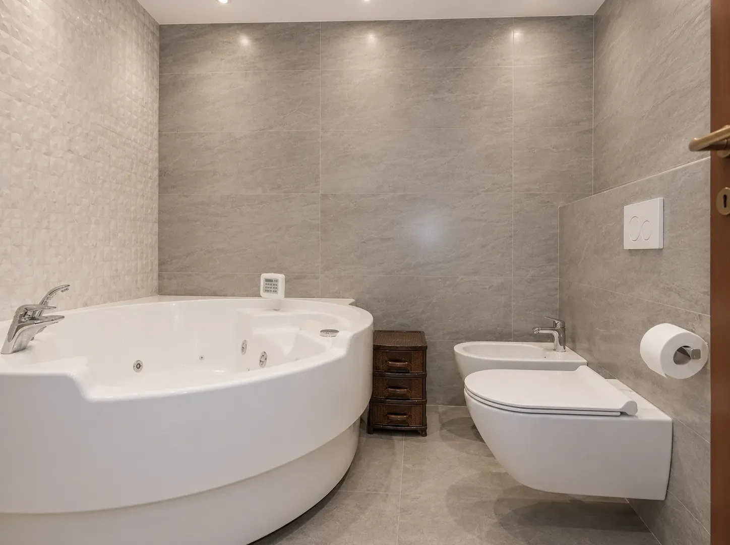 Rent, three bedroom apartment, 200m², Gorica C, Podgorica