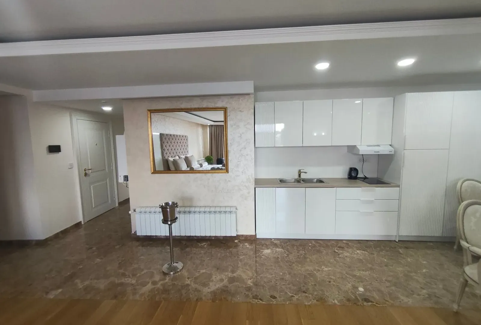 Prodaja, dvosoban stan, 184m², Centar, Loznica