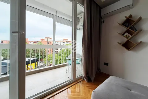 Pogled kroz balkonska vrata na terasu i okolne zgrade. - image 19