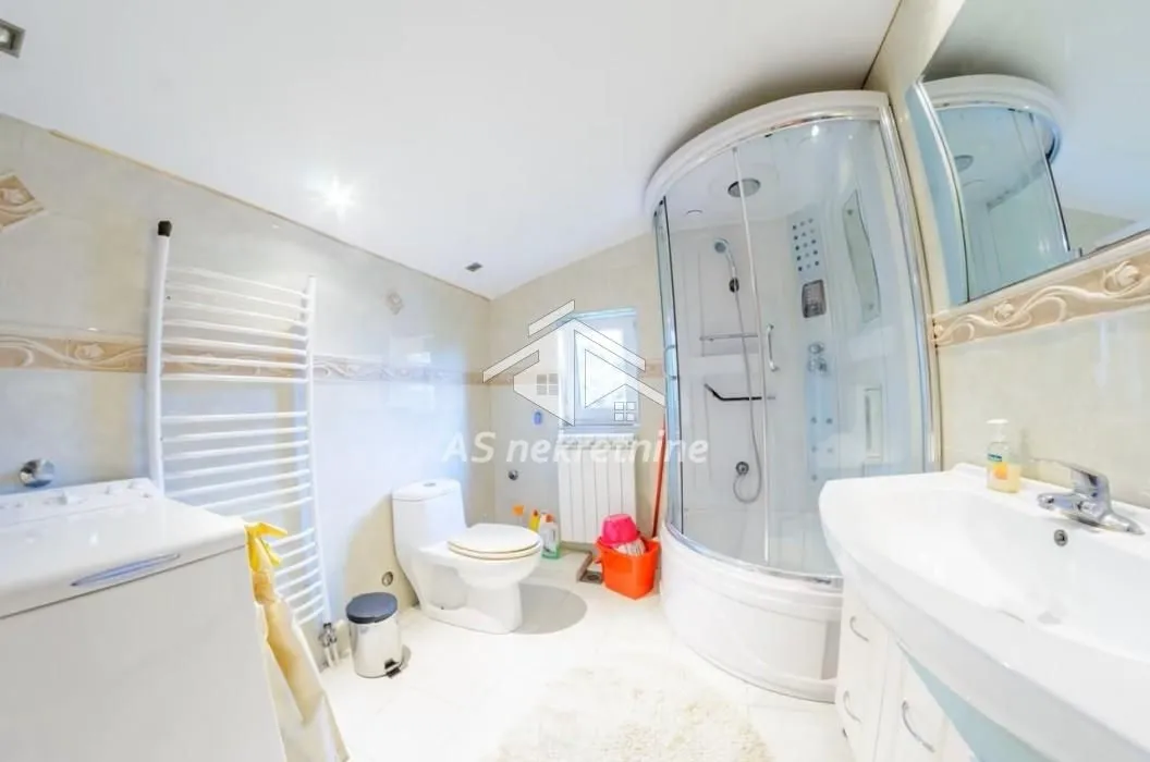 Izdavanje, trosoban stan, 100m², Savski Venac, Beograd