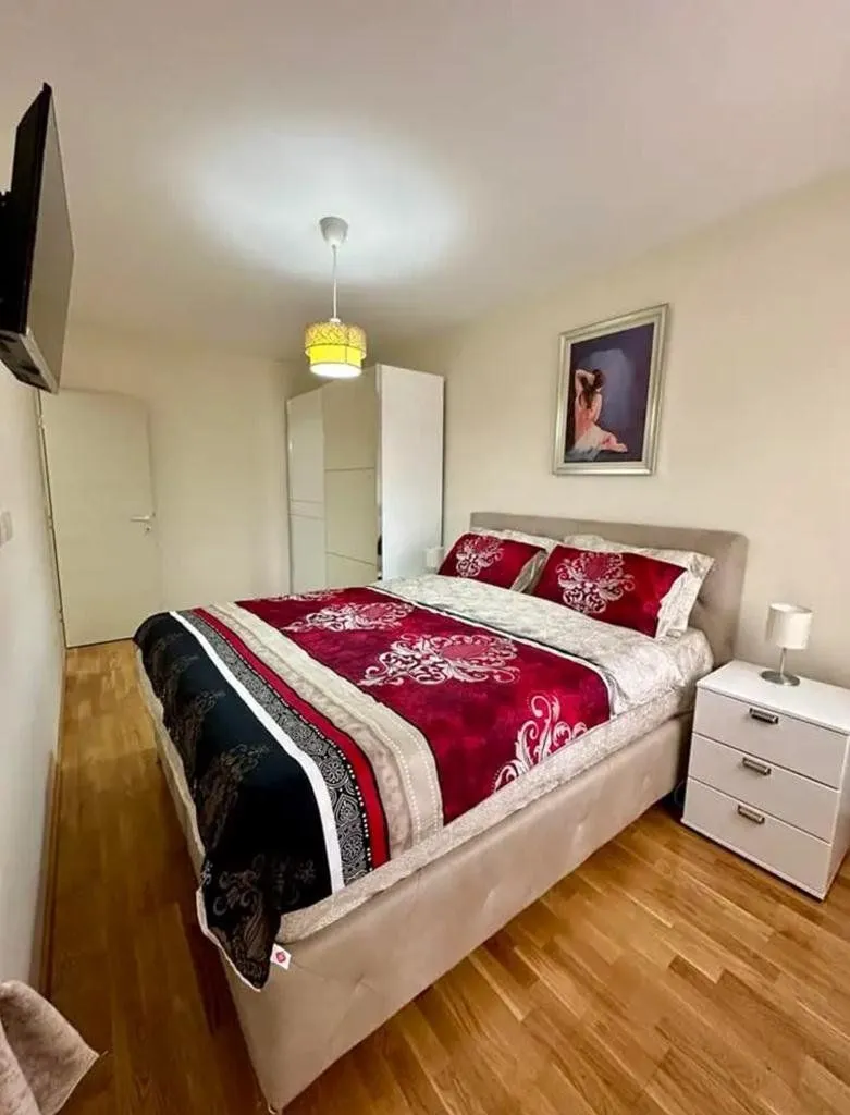 Izdavanje, dvosoban stan, 60m², City Kej, Podgorica