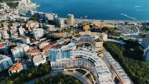 Pogled iz vazduha na stambeni kompleks blizu obale sa označenom zgradom. - image 3