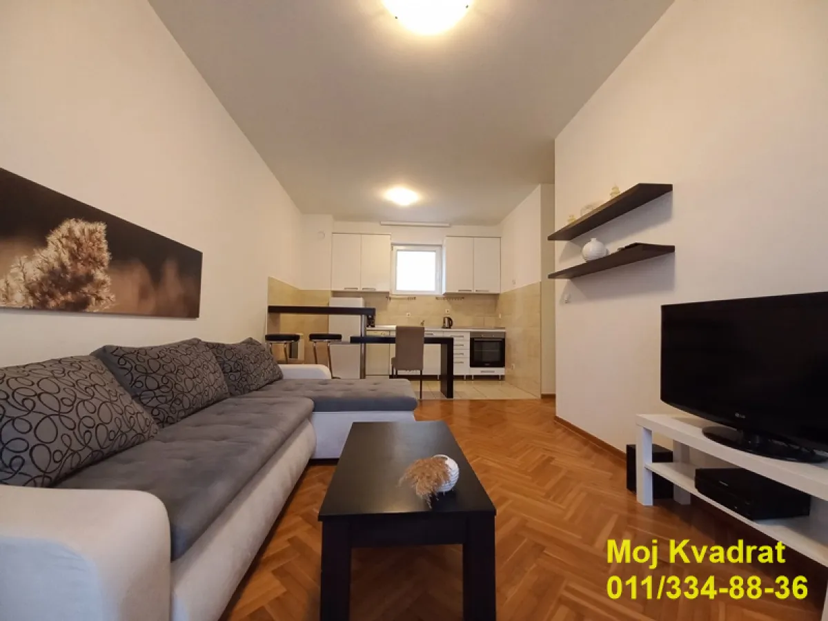 Izdavanje, dvosoban stan, 56m², Đeram Pijaca, Beograd
