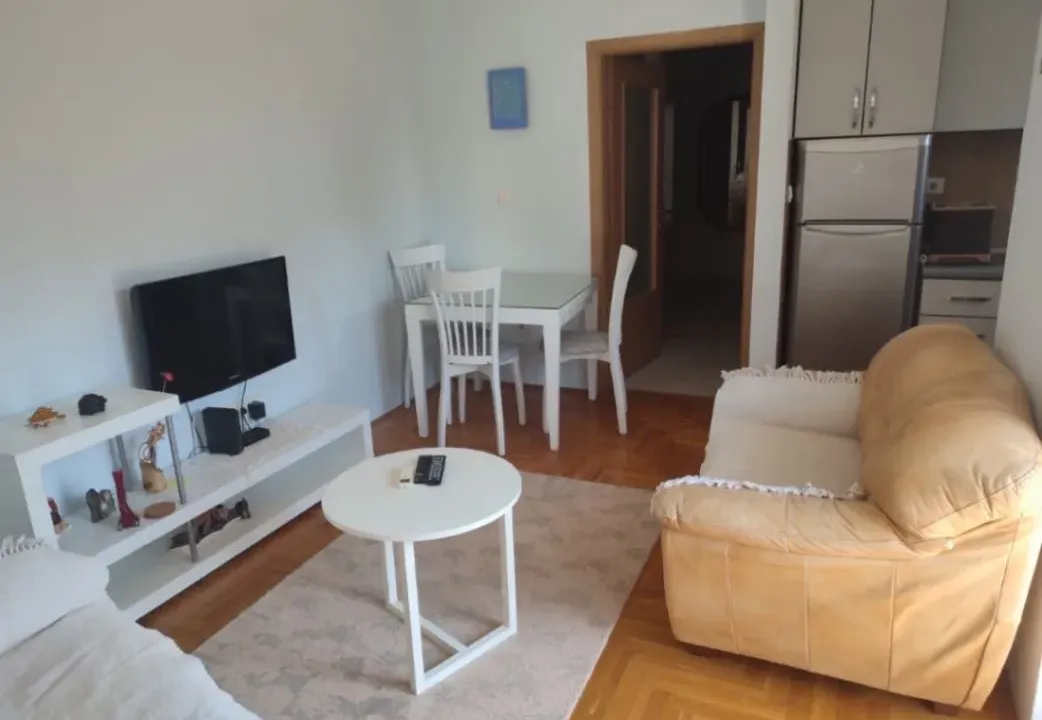 Izdavanje, jednosoban stan, 45m², Pobrežje, Podgorica