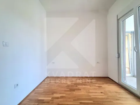 Prazna soba sa parketom i balkonskim vratima. - image 10