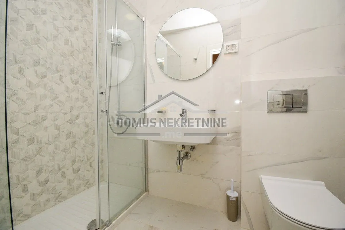 Izdavanje, jednosoban stan, 49m², Central Point, Podgorica