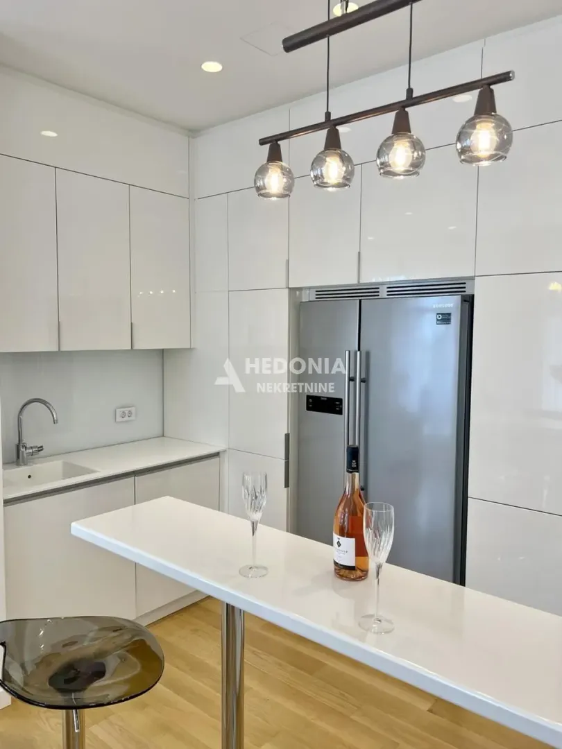 Izdavanje, trosoban stan, 205m², Novi Beograd Blok 65, Novi Beograd Sve Podlokacije