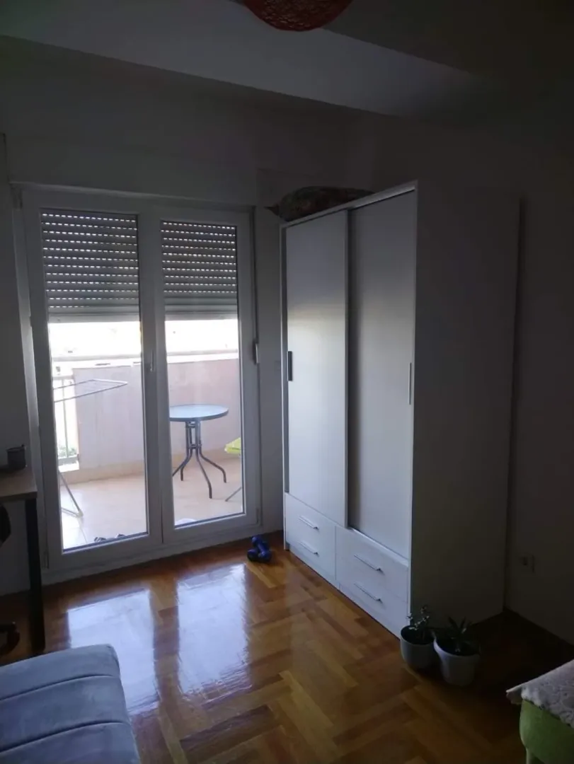 Bedroom with a wardrobe and access to the terrace.