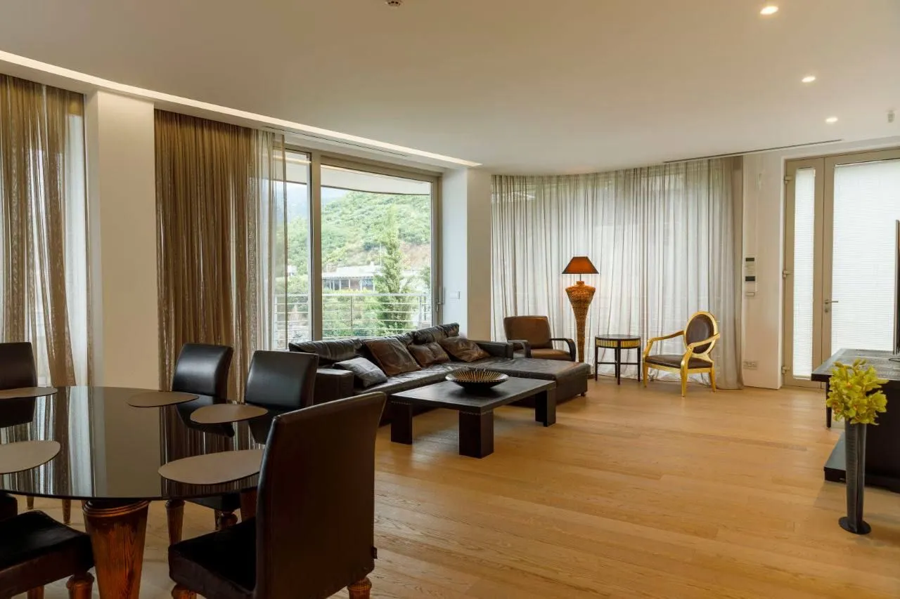 Izdavanje, dvosoban stan, 178m², Dukley Gardens, Budva