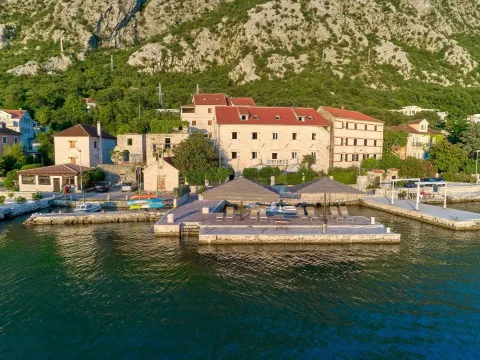 Rent, house, 2117m², Kotor, Crna Gora - image 1