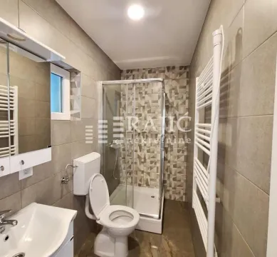 Savremeno opremljeno kupatilo sa tuš kabinom. - image 6