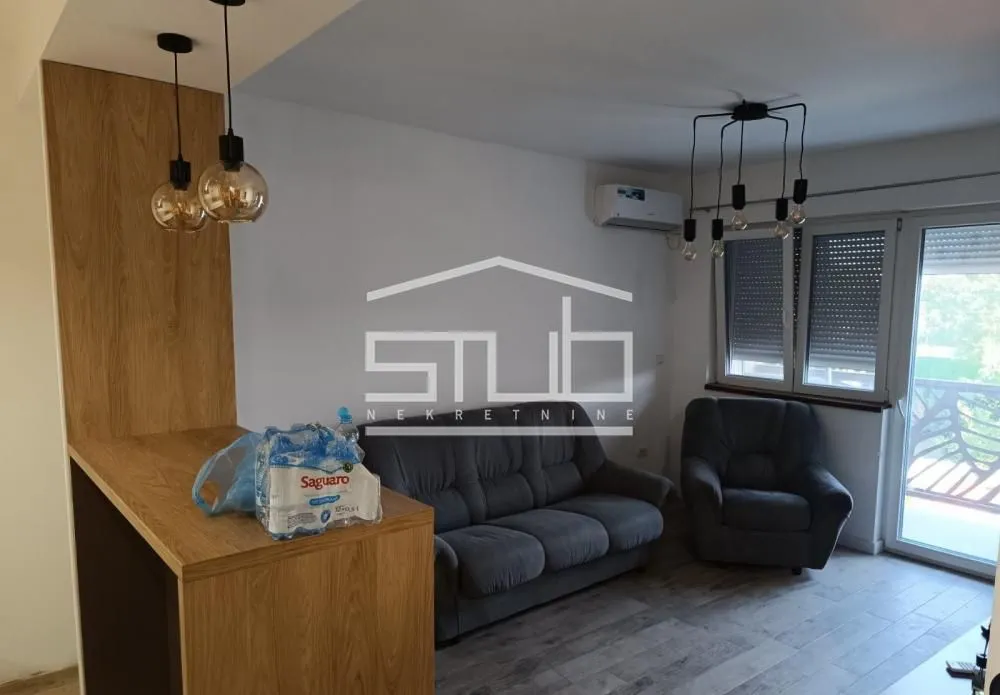 Dnevna soba sa garniturom i šankom.