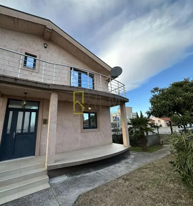 Izdavanje, kuća, 170m², Gornja Gorica, Podgorica
