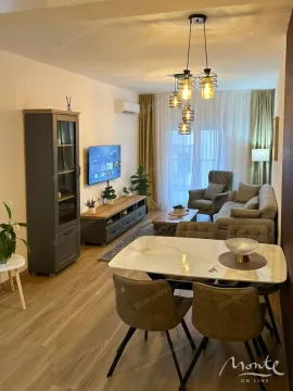 Dnevna soba sa trpezarijom i modernim namještajem. - image 12