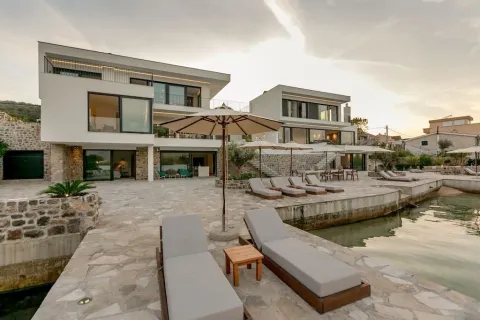Moderna vila na obali sa prostranom popločanom terasom i ležaljkama. - image 9