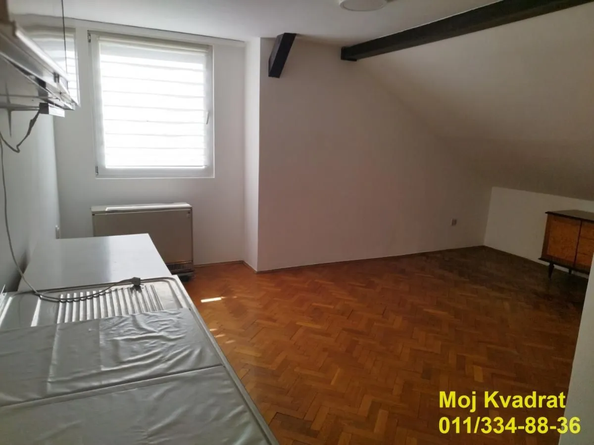 Smaller kitchen with parquet flooring and sloped ceiling in the attic.