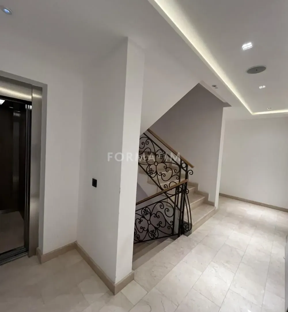 Prodaja, četvorosoban stan, 261m², Vračar Hram, Vračar Sve Podlokacije