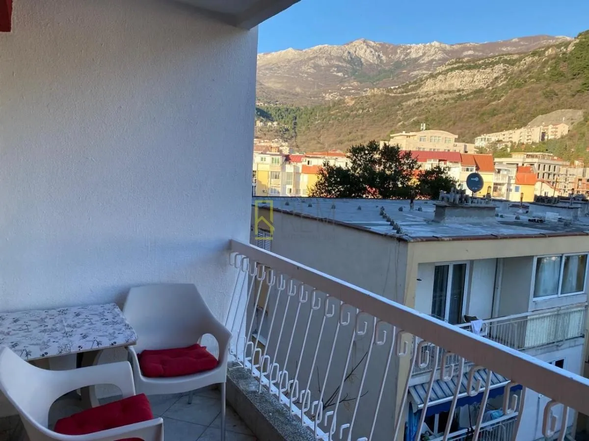 Terasa sa garniturom za sjedenje i pogledom na grad i planine.