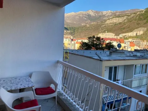 Terasa sa garniturom za sjedenje i pogledom na grad i planine. - image 7