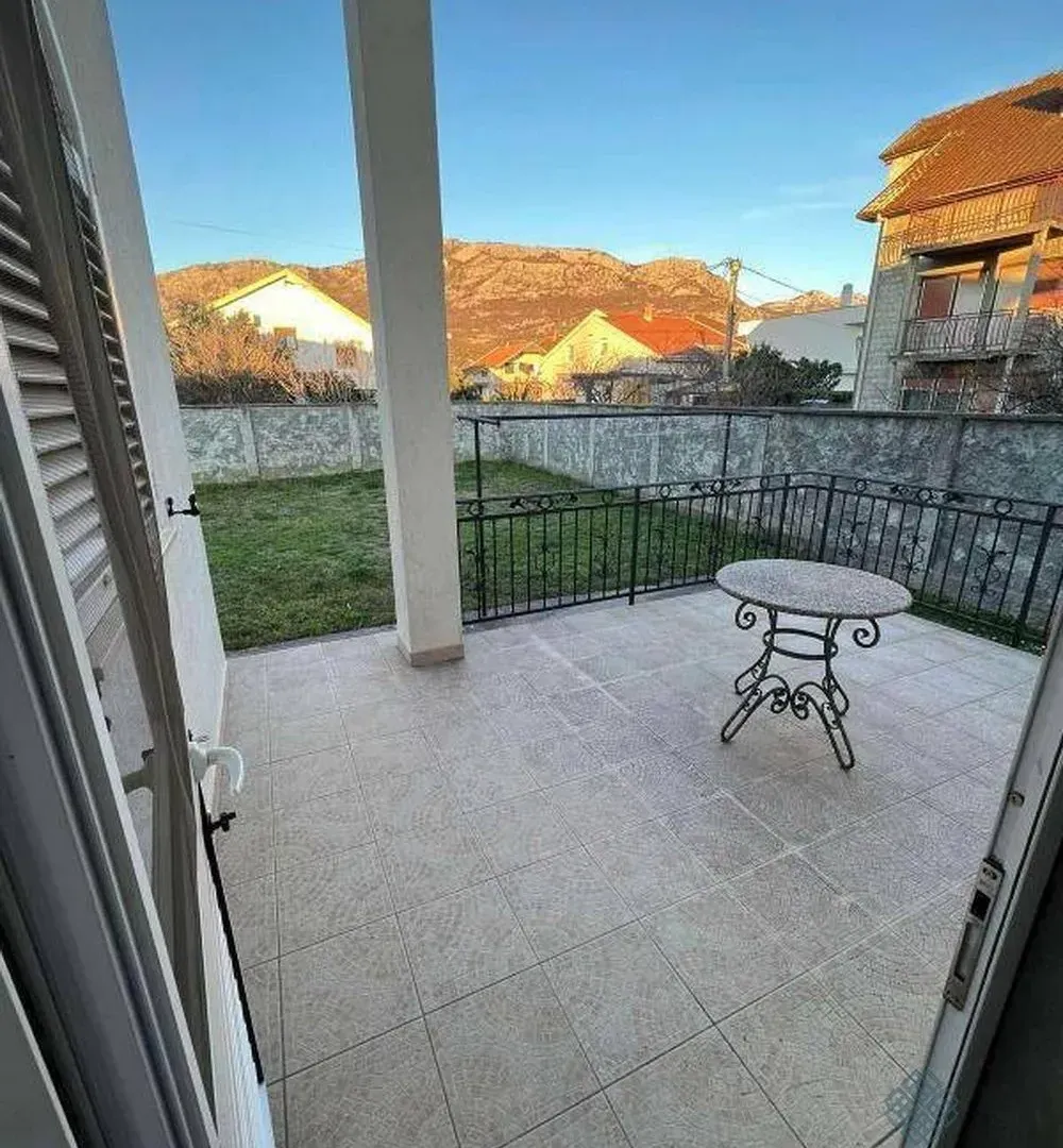 Izdavanje, kuća, 400m², Zlatica, Podgorica