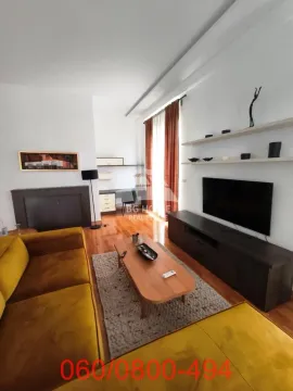 Dnevna soba sa garniturom, televizorom i radnim kutkom u uglu. - image 2