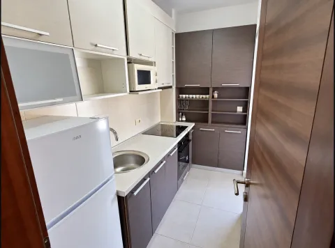 Manja kuhinja sa bijelim frižiderom, ugradnom rernom i elementima u kombinaciji svijetlog i tamnog drveta. - image 4