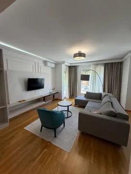 Svijetla i moderno namještena dnevna soba sa ugaonom garniturom. - image 3