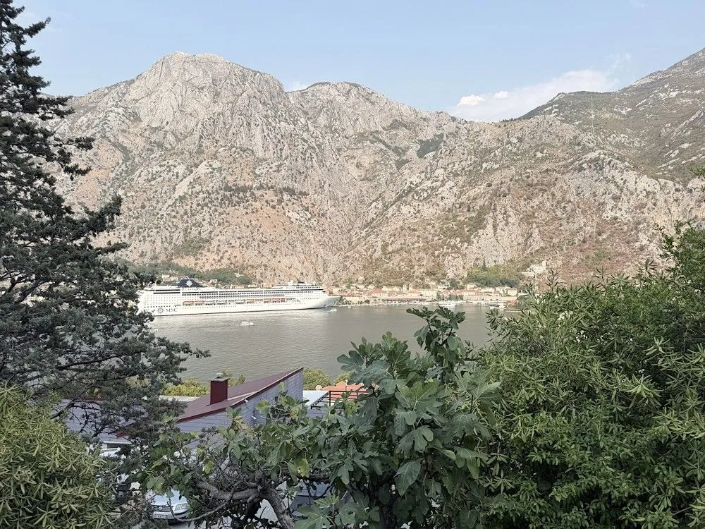 Pogled na zaliv i planine sa terase nekretnine.