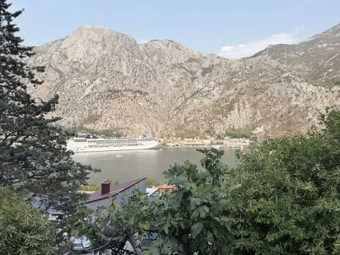 Pogled na zaliv i planine sa terase nekretnine. - image 10