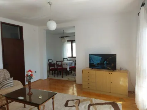 Izdavanje, trosoban stan, 100m², Šušanj, Bar - image 2
