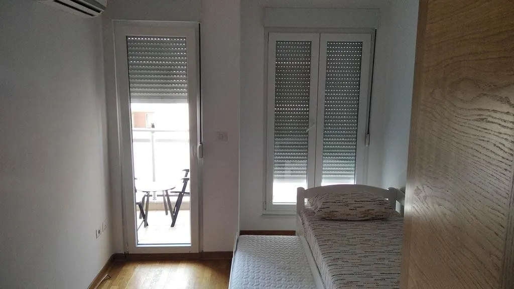 Small bedroom with a bed and access to the terrace.