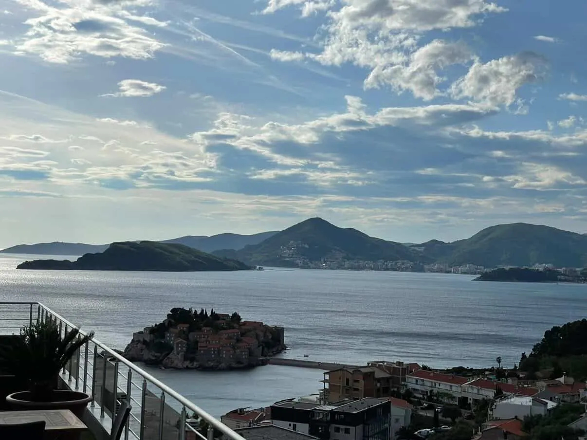 Rent, one bedroom apartment, 45m², Sveti Stefan, Budva