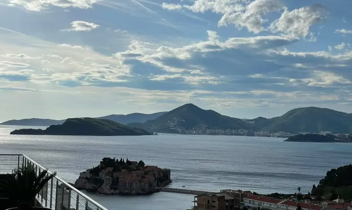 Izdavanje, jednosoban stan, 45m², Sveti Stefan, Budva