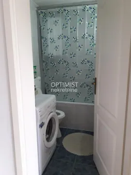 Pogled na kupatilo sa kadom, paravanom i veš mašinom. - image 15