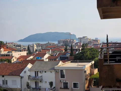 Pogled sa terase na naselje i more sa ostrvom u pozadini. - image 11