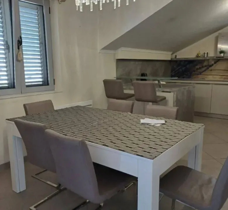 Prodaja, trosoban stan, 110m², Dobrota, Kotor