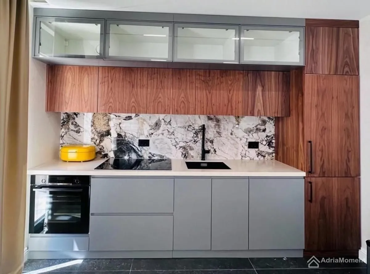 Prodaja, trosoban stan, 105m², Centar, Tivat
