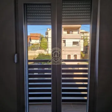 Pogled sa prozora na okolne zgrade i naselje. - image 7