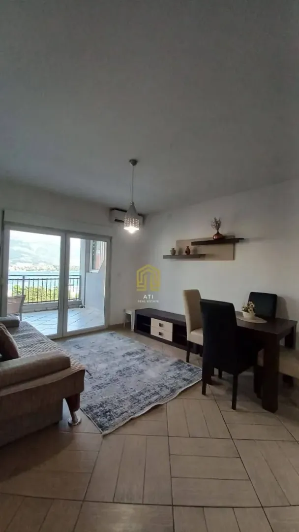Living room with dining area and access to the terrace.